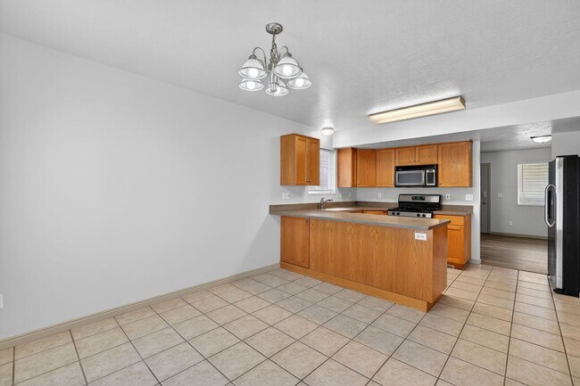 Building Photo - Must-See Apartment in Pheasant Ridge  Pocatello!