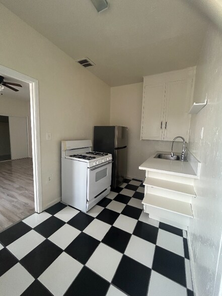 Building Photo - 4367 Oakwood Ave