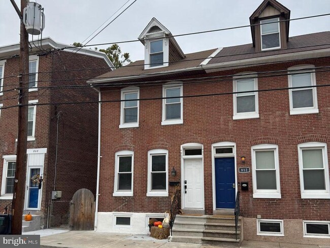 Building Photo - 810 E Elm St