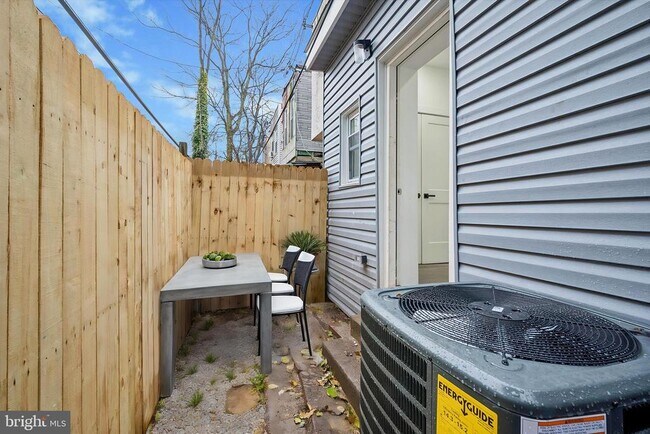 Building Photo - 5719 Cambridge St