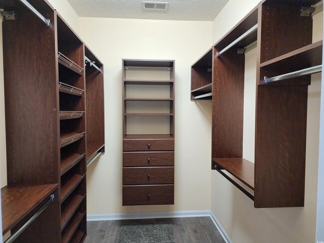 Building Photo - 2360 Clandon Dr