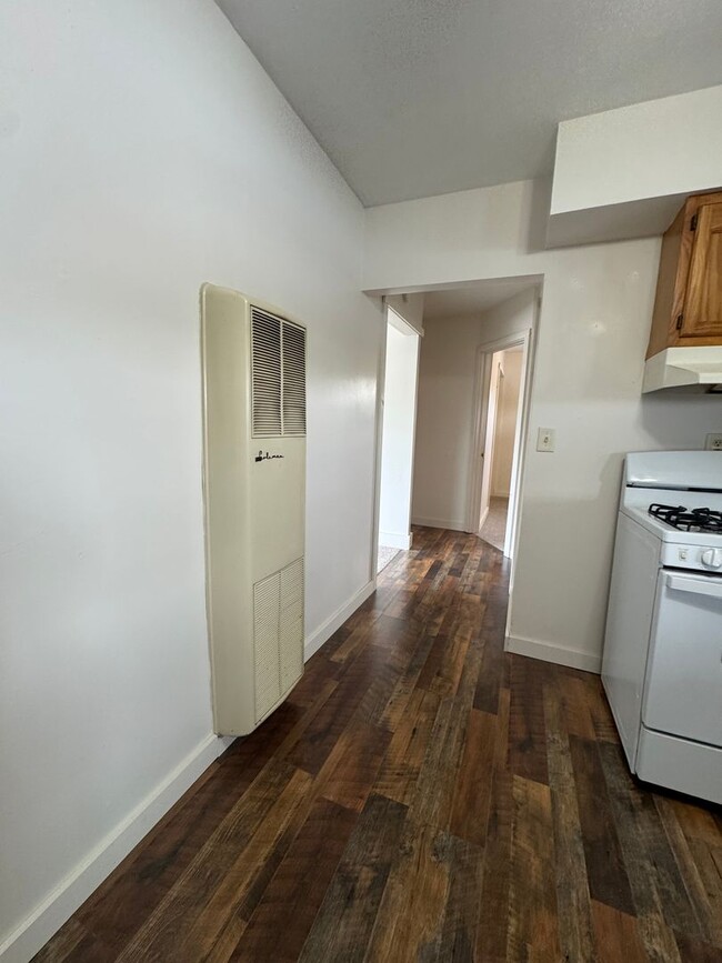 Building Photo - Cozy, Convenient Nothside 2 Bedroom Apartm...