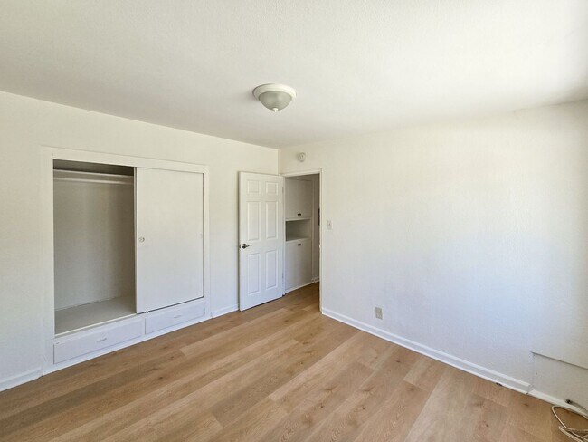 Building Photo - 1517 E Maple St