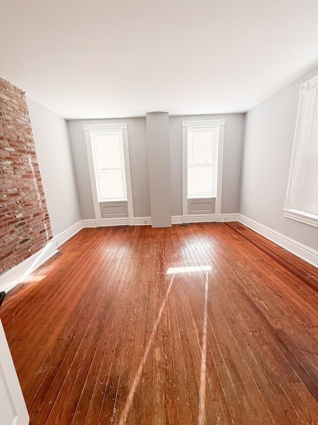 Building Photo - Spacious 3 bedroom 1 bathroom home!!