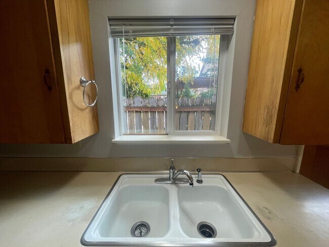 Building Photo - Charming Forest Grove 2BR Home – Great Wal...