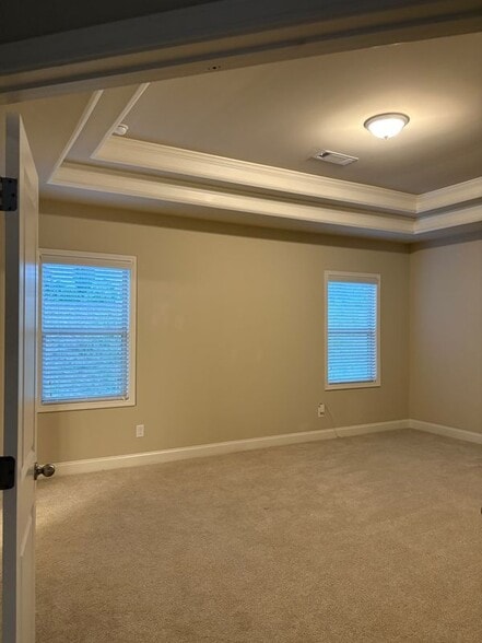 Building Photo - 18 Dorothy Ln