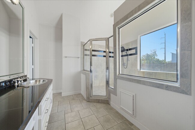 Building Photo - 1628 Van Buren St