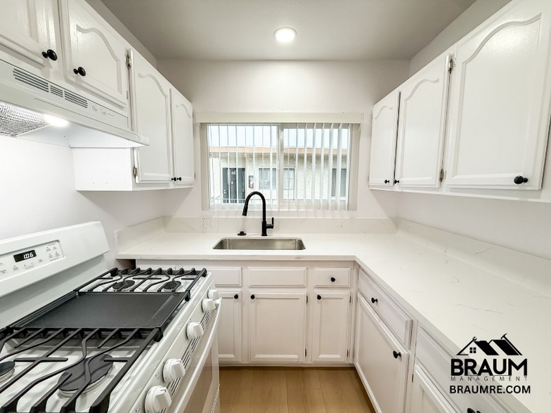 Primary Photo - 4636 Laurel Canyon Blvd