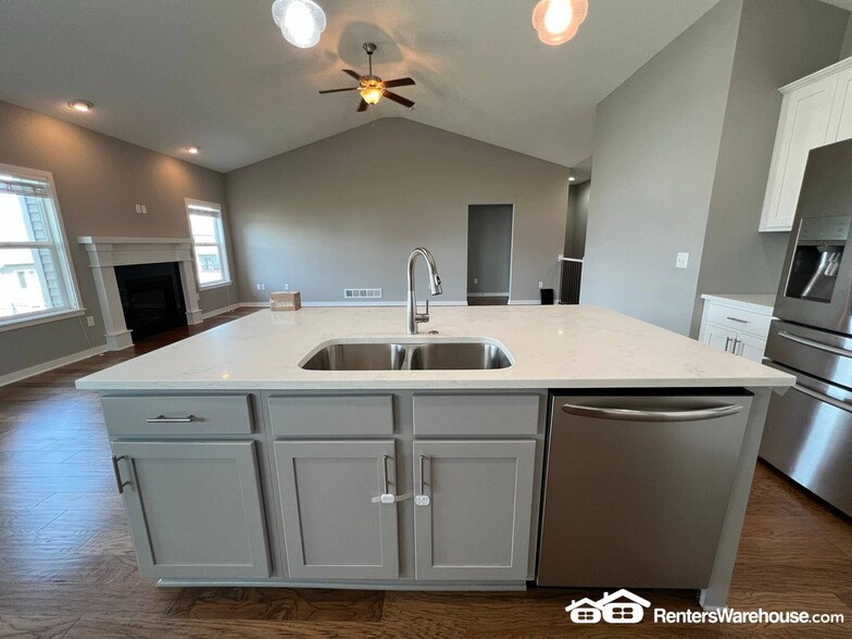 Building Photo - 305 NE Prairie Wolf Dr