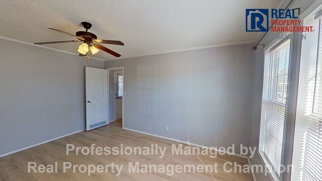 Building Photo - 2 BD/2 BA Home w/Open Main Living Area and Split Bedrooms