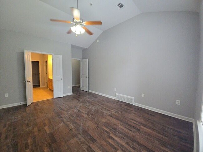 Building Photo - COMING SOON! 3bed/2bath Townhome w/Garage ...