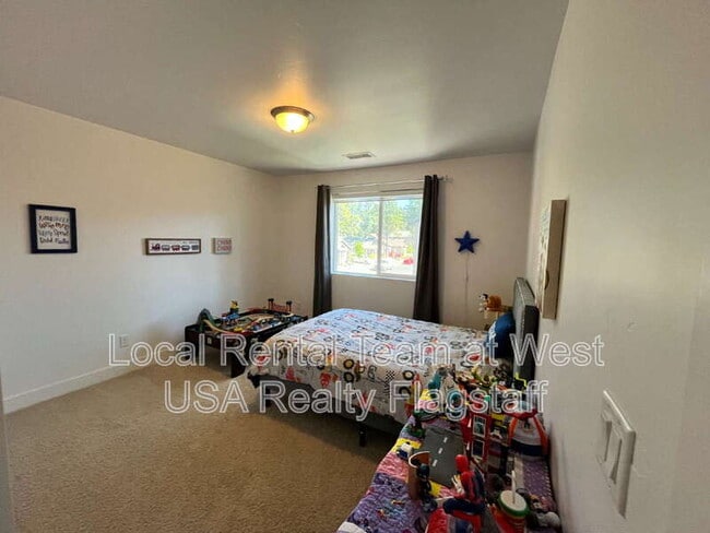 Building Photo - 2705 W Windtree Dr