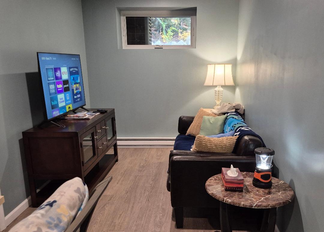 LL Den - 404 Bassetts Bridge Rd