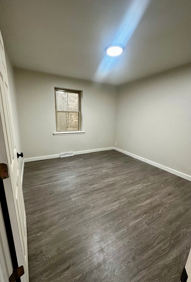 Building Photo - 721 Oneida St