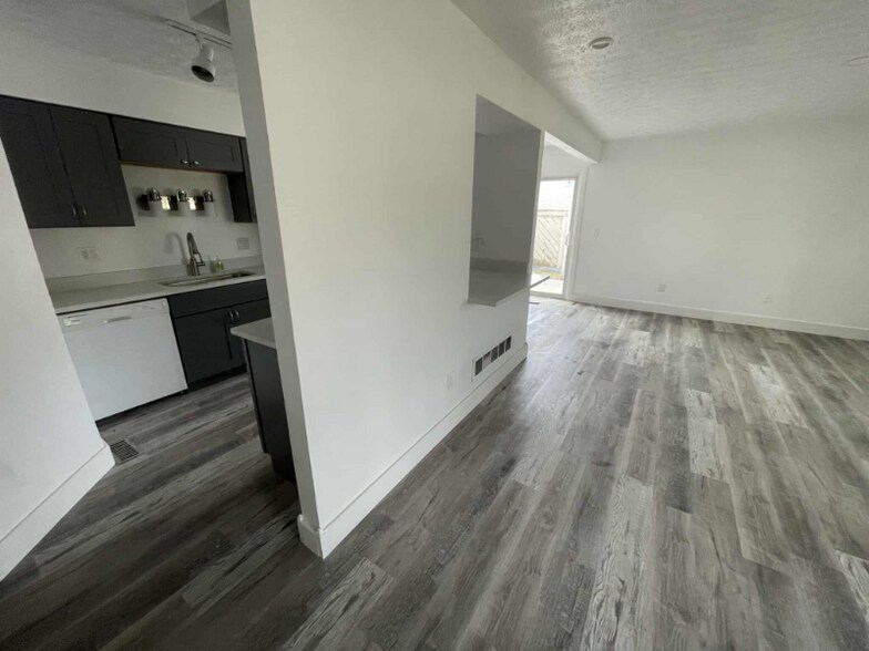 Building Photo - 5265 Captains Ct