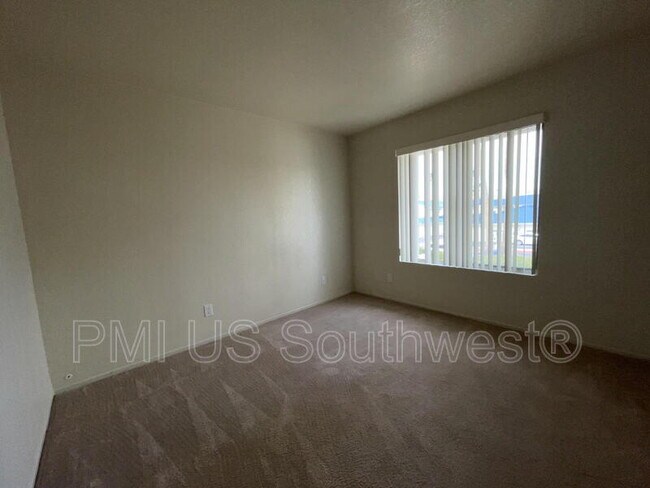 Building Photo - 1800 Club House Dr