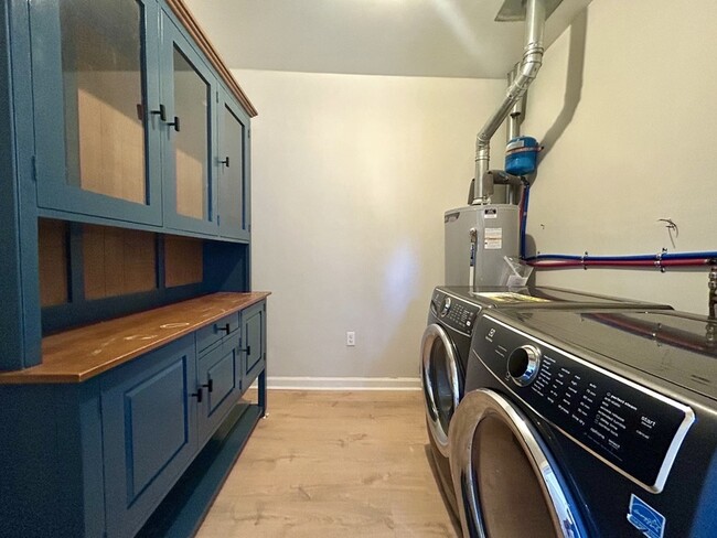 Building Photo - 900 Stanfield Dr