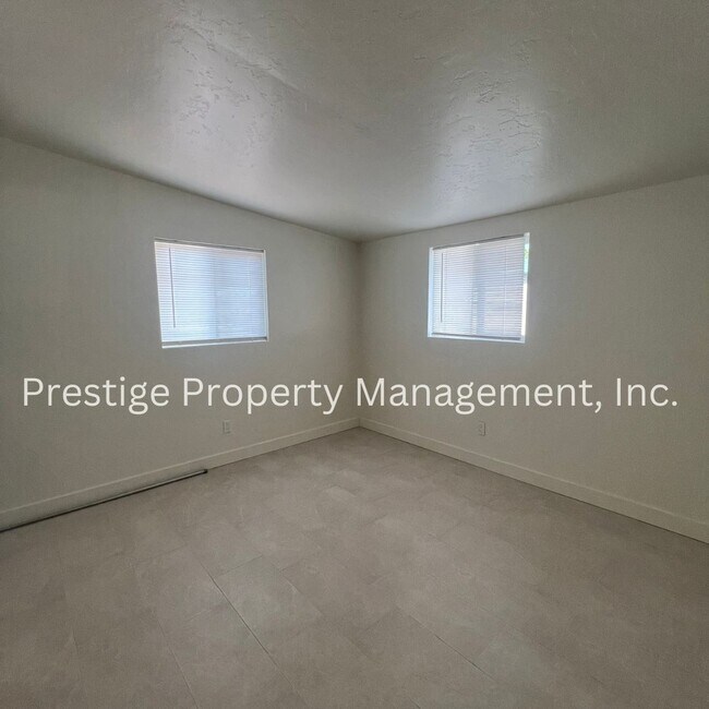 Building Photo - 1/1 Remodeled Triplex Across from the UofA!