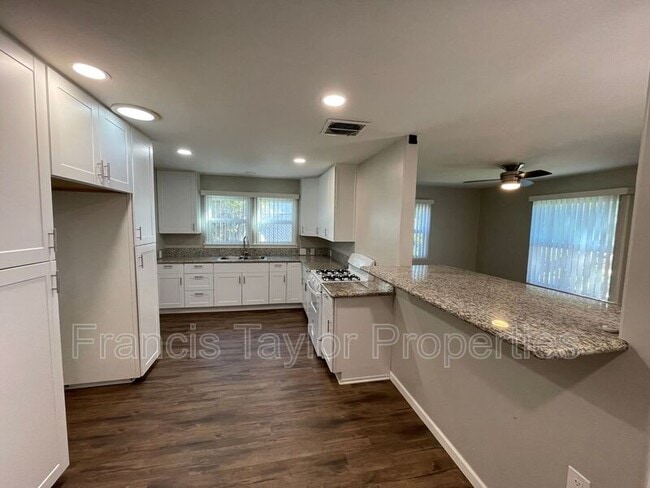 Building Photo - 218 W 8th Ave