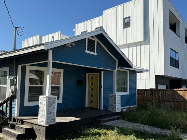 Building Photo - 814 Iowa St