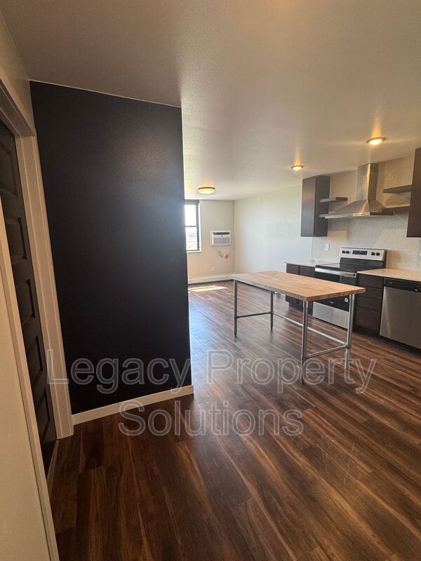 Building Photo - 202 E Greenfield Ln