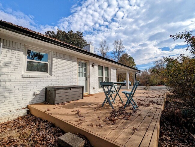 Building Photo - DUPLEX-Upstairs Unit | 3 Bedroom 2 Bathroo...