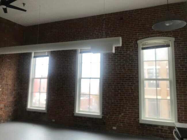 Building Photo - 412 Delaware St