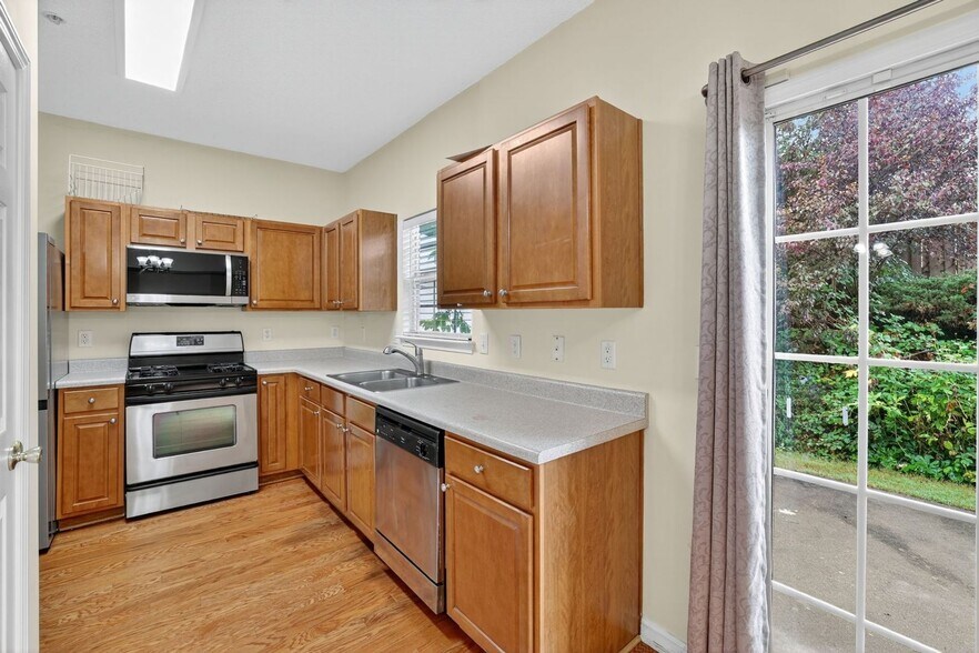 Building Photo - 135 Primrose Dr