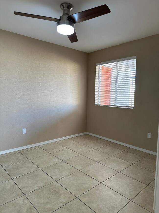 Building Photo - Scottsdale, 3 bed, 2 bath, 2 car garage, 1...