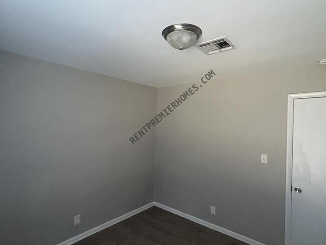 Building Photo - 101 W 31st St