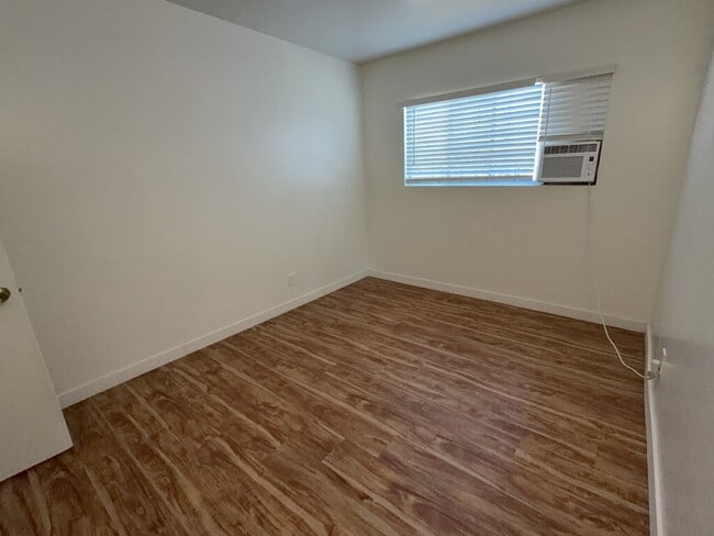 Building Photo - 2 Bedroom 1 Bath Duplex