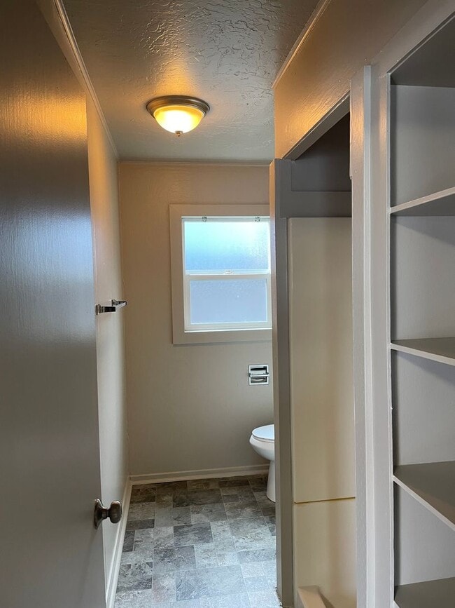 Building Photo - 1 Bedroom Apartment!