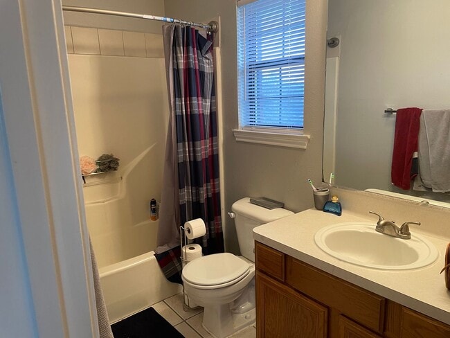 Building Photo - AUGUST PRE-LEASE!!!  Spacious 3 Bedroom 3 ...