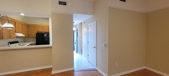 Building Photo - 2/2.5 Townhome Mile Run