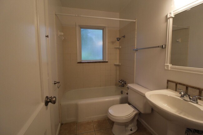 Building Photo - 2 Bedroom 1 Bath Home in Roeland Park.