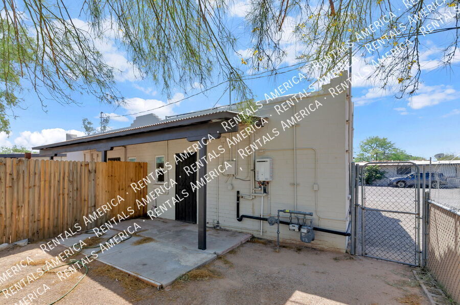 Building Photo - 3048 N Sparkman Blvd