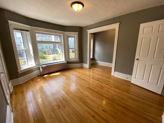 Building Photo - 920 E 5th St