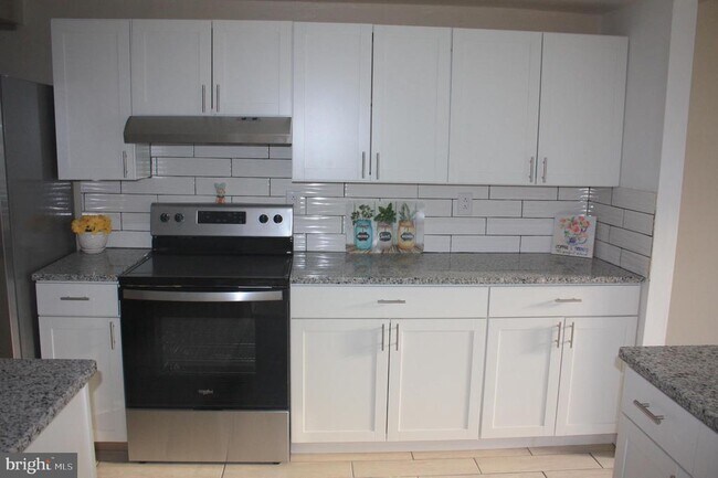 Building Photo - 115 E Kings Hwy