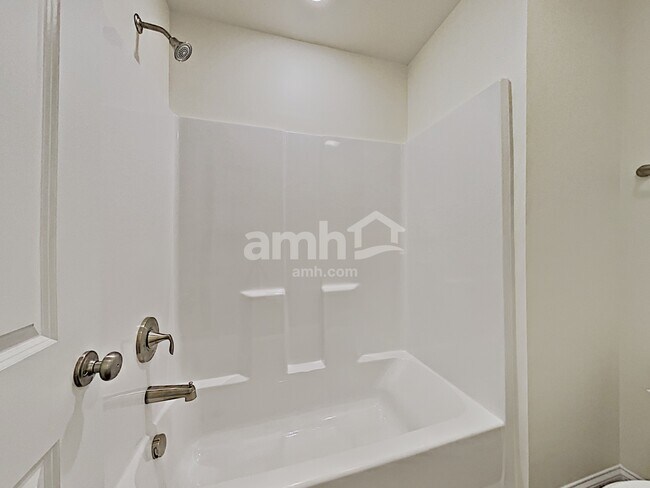 Building Photo - 142 Willowbrook Dr