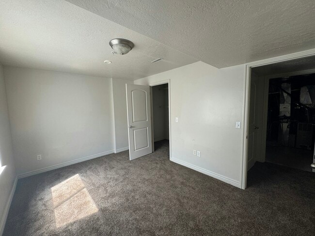 Building Photo - 83 930 E
