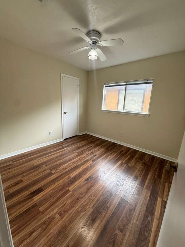 Building Photo - 10550 Walnut Glen Dr