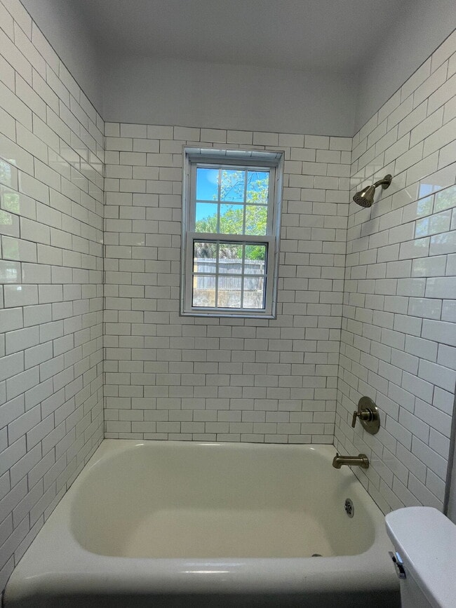 Building Photo - Recently remodeled 2/1 in Midtown!