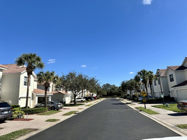 Building Photo - 912 Hampton Cir