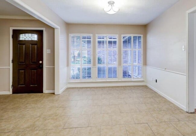 Building Photo - 735 Talmalge Hall Dr