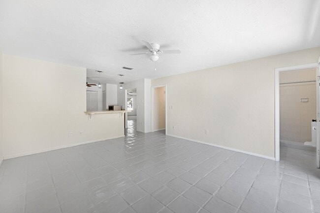 Building Photo - 2 Bedroom 2 bath Pool Home in Naples park