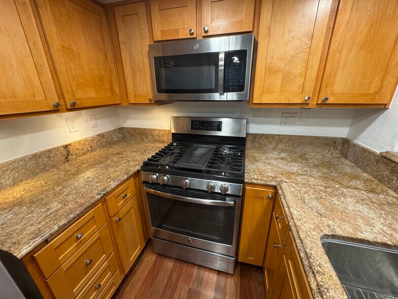 Building Photo - 545 Pierce St