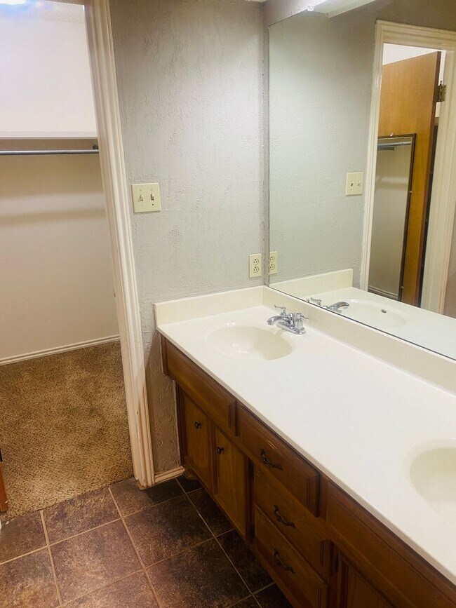 Building Photo - 3 bed 2 bath 2 car garage! Self Showing