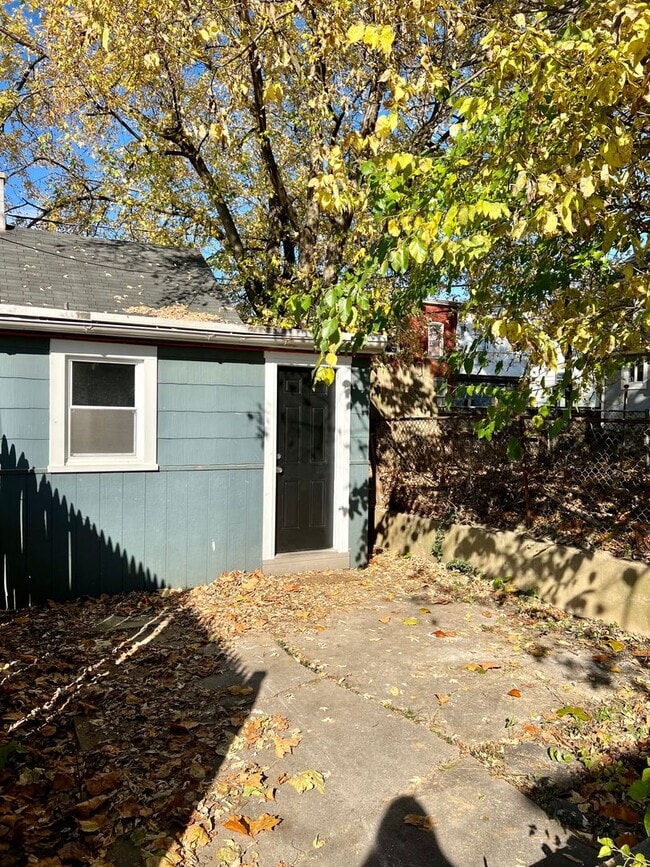 Building Photo - 1 Bedroom Home with Private Parking Available Now!