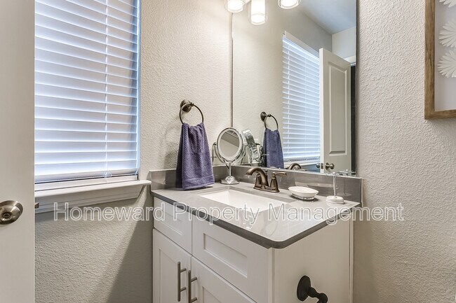 Building Photo - 3809 Huntington Dr