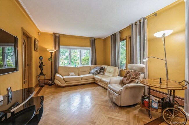 Building Photo - 196-15 Como Ave